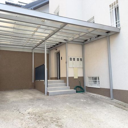 Luxurious And Cosy Brick Apartment - Free Private Parking SJJ Buitenkant foto