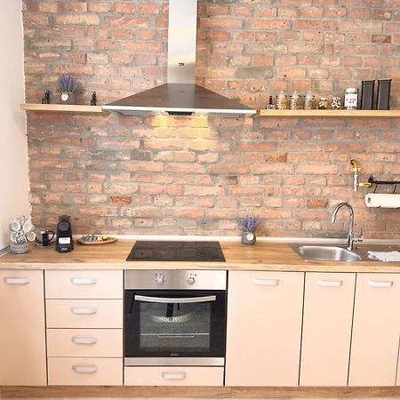 Luxurious And Cosy Brick Apartment - Free Private Parking SJJ Buitenkant foto