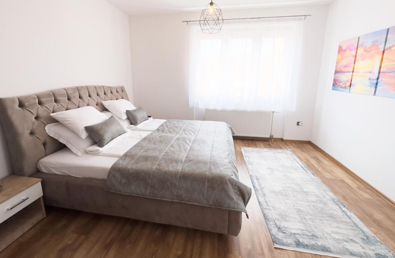 Luxurious And Cosy Brick Apartment - Free Private Parking SJJ Buitenkant foto
