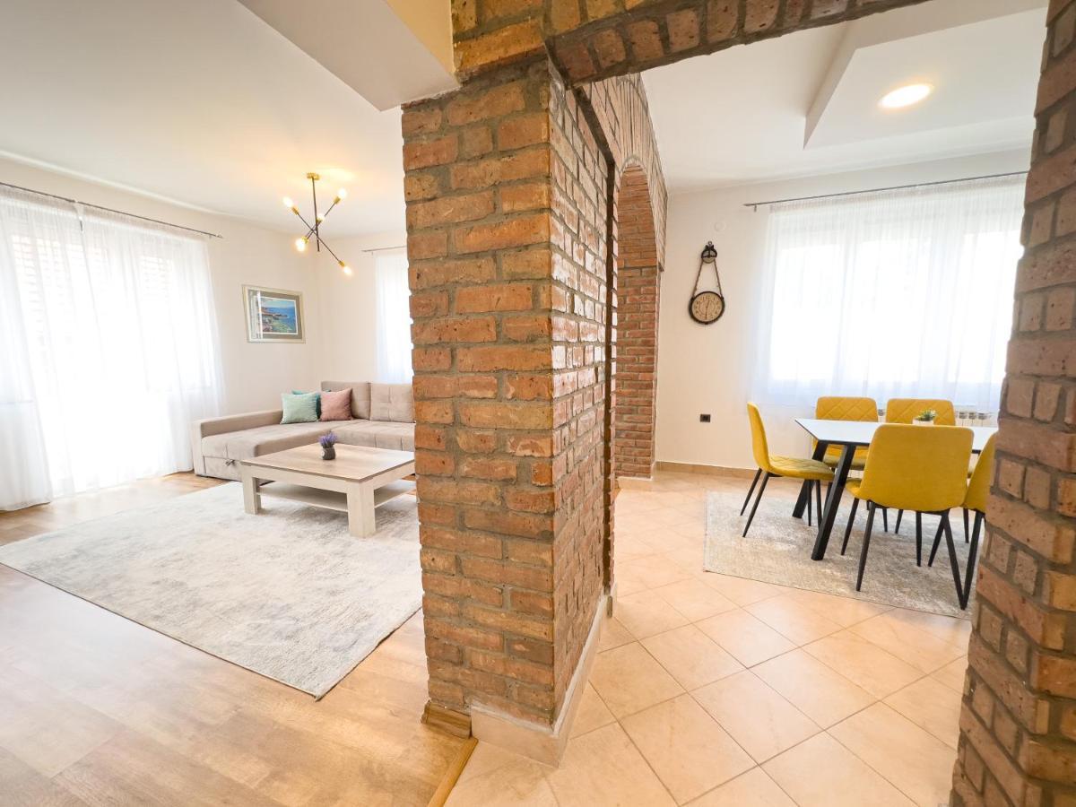 Luxurious And Cosy Brick Apartment - Free Private Parking SJJ Buitenkant foto