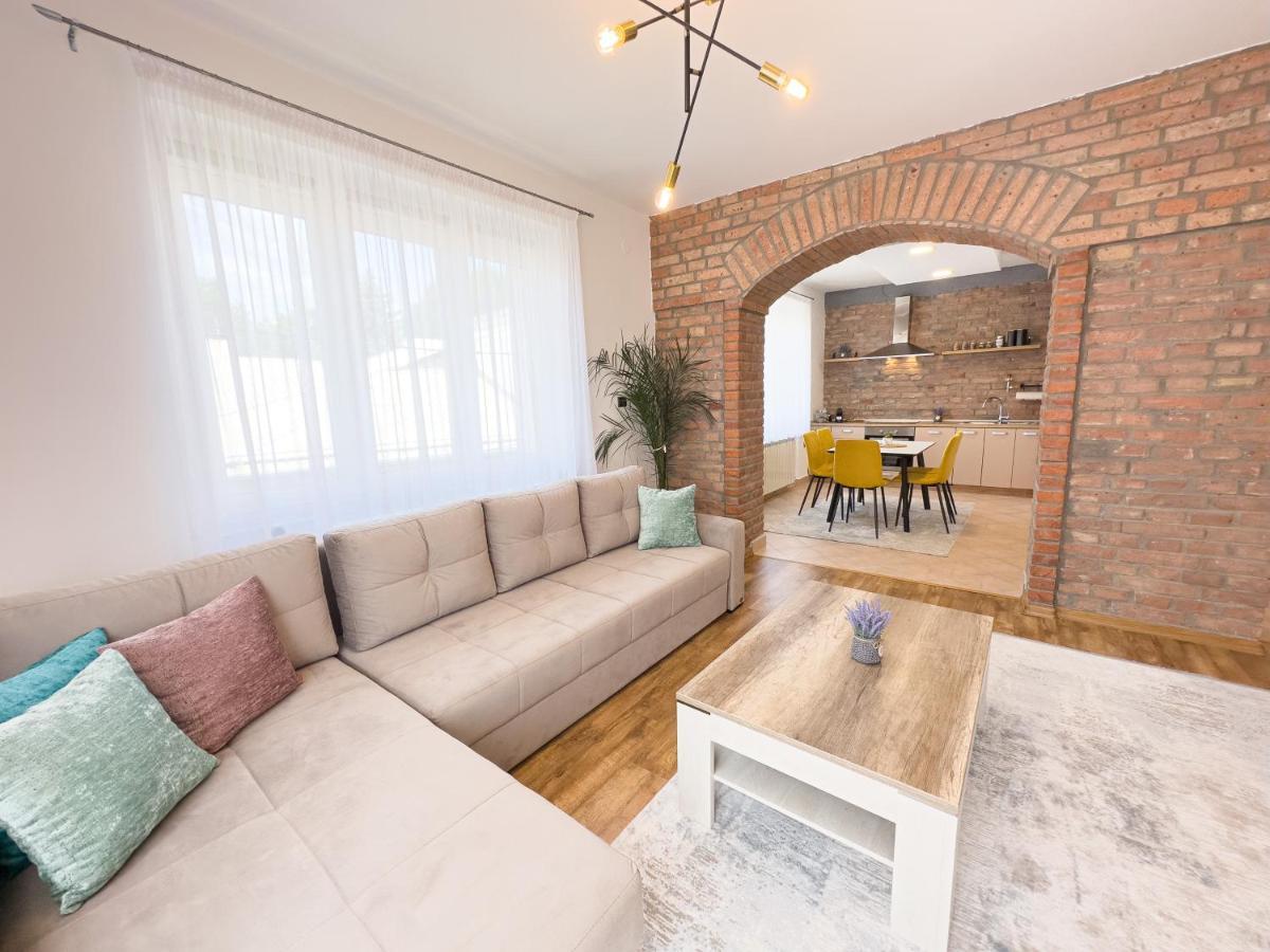 Luxurious And Cosy Brick Apartment - Free Private Parking SJJ Buitenkant foto