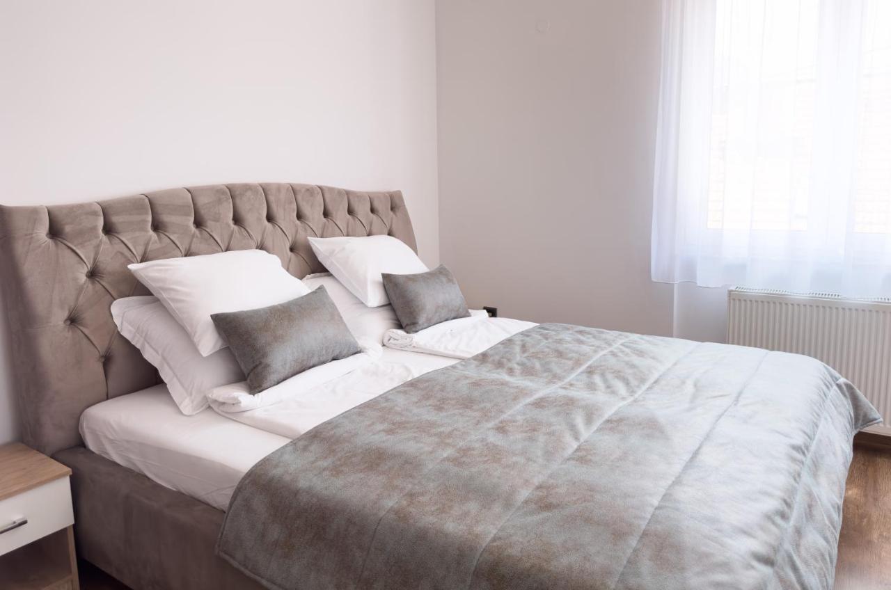 Luxurious And Cosy Brick Apartment - Free Private Parking SJJ Buitenkant foto