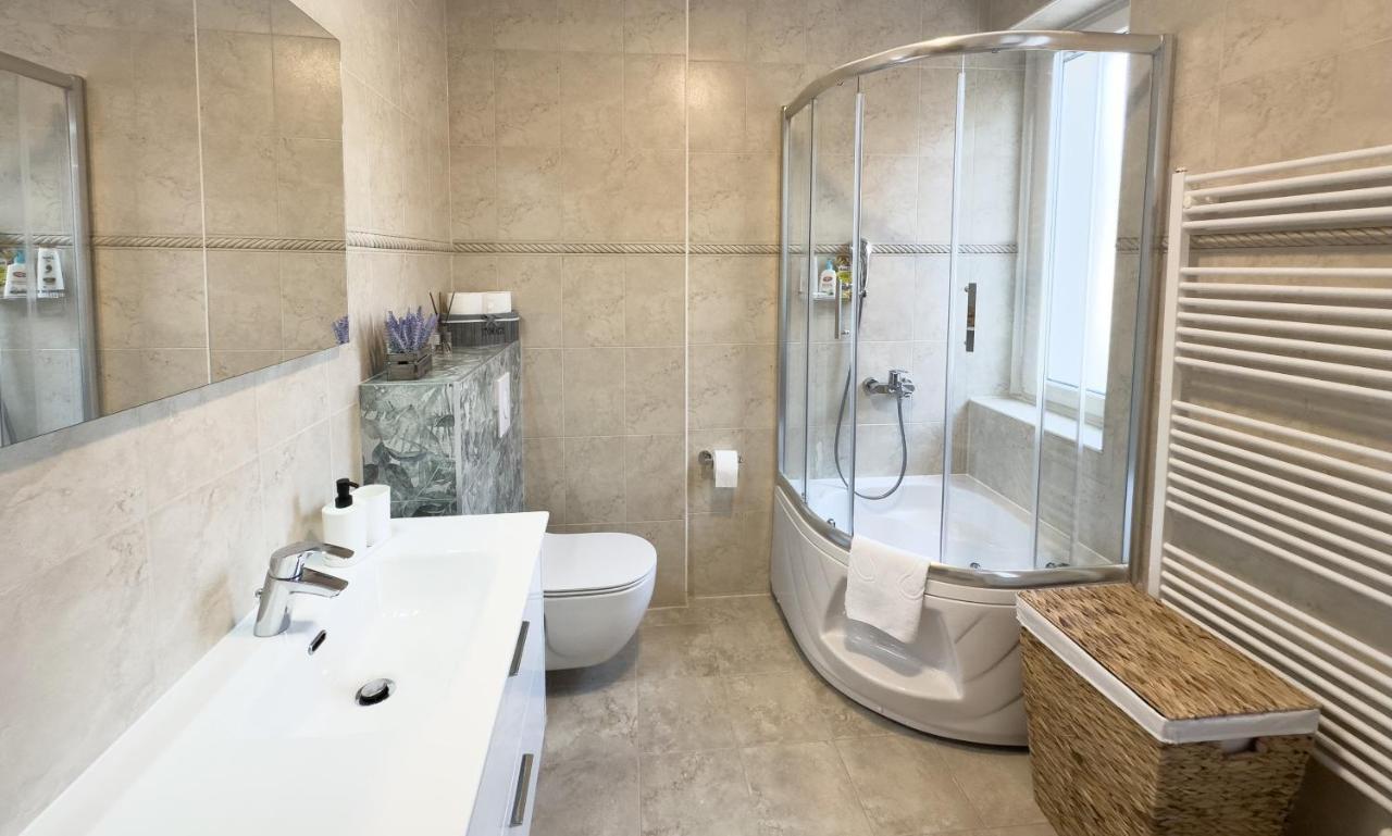 Luxurious And Cosy Brick Apartment - Free Private Parking SJJ Buitenkant foto