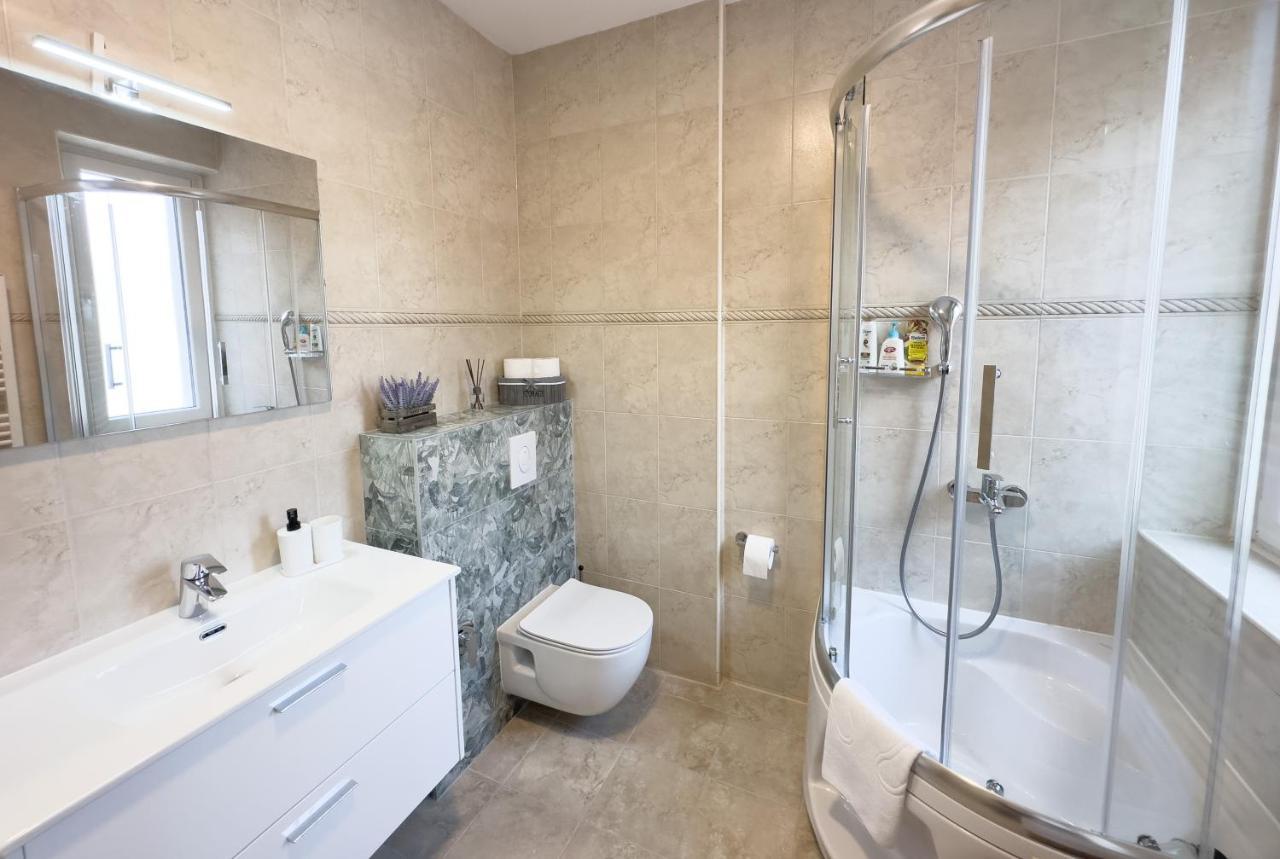 Luxurious And Cosy Brick Apartment - Free Private Parking SJJ Buitenkant foto